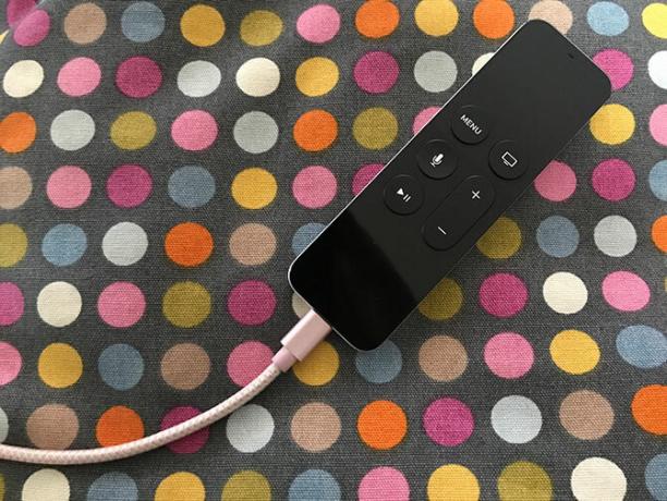 Kaip nustatyti ir naudoti „Apple TV“ „Apple TV“ įkrovimo nuotolinio valdymo pultelį