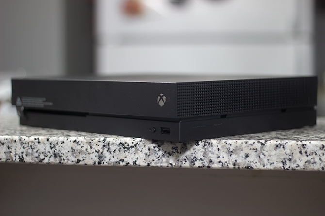 „Xbox One X“ sistemos priekis