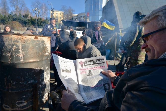 Žmogus skaito laikraštį, atskleidžia savo politinį požiūrį