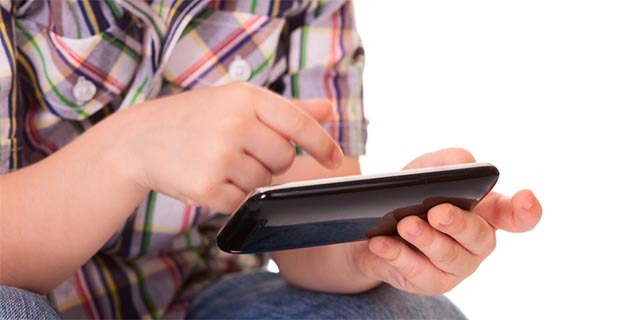 internetiniai skelbimai-target-kids-child-smartphone