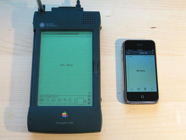 „640px“ - „Apple_Newton_and_iPhone“