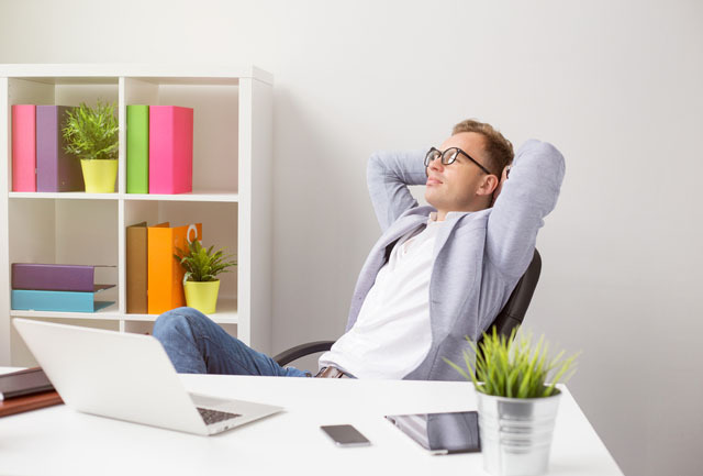 „RelaxedAtDesk_shutterstock_259020914“