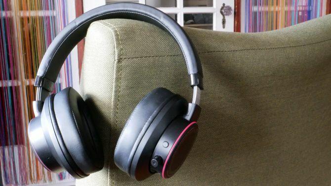 Creative Super X-Fi AIR su raudona RGB šviesa