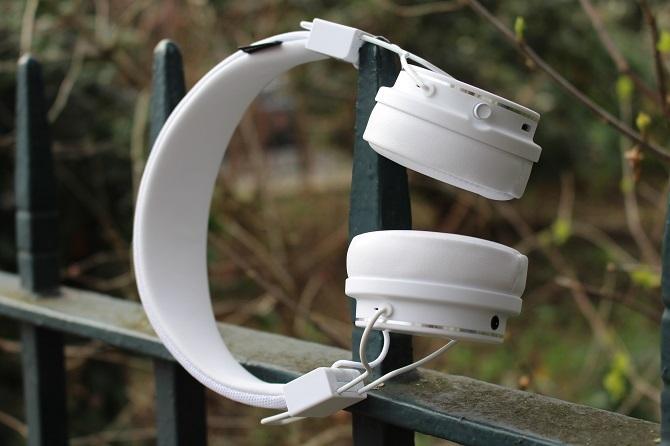 „Urbanear Plattan 2“ „Bluetooth“ ausinės šone rodo valdymo rankenėlę