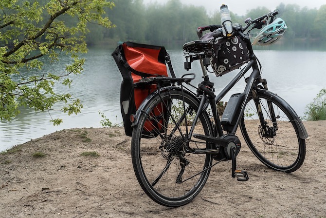 E-dviratis prie ežero