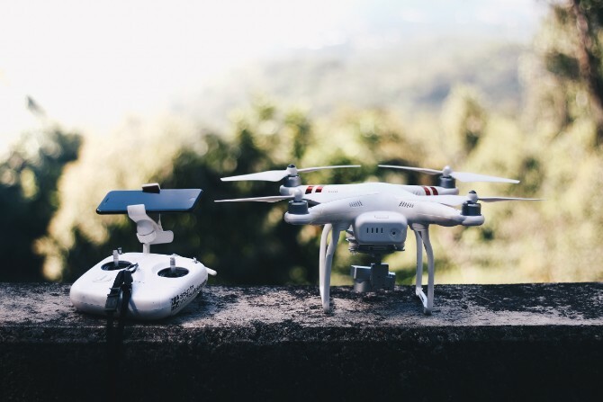„Quadcopter“ vartotojų dronas su nuotolinio valdymo pultu