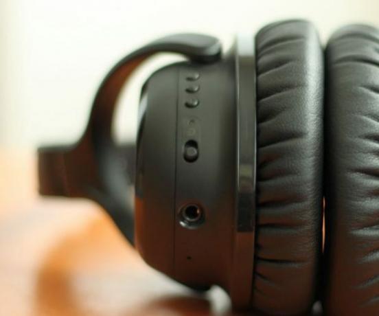 Ar Audeara A-01 belaidės ausinės gali padėti senatvėje prarasti klausą? (Peržiūra ir dovana) kairysis ausinių kaušelis audeara a01 ausinės 600x500