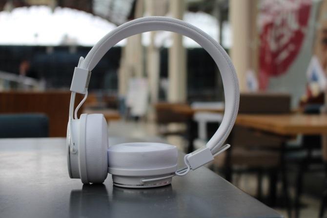 „Urbanear Plattan 2 Bluetooth“ ausinės ant stalo