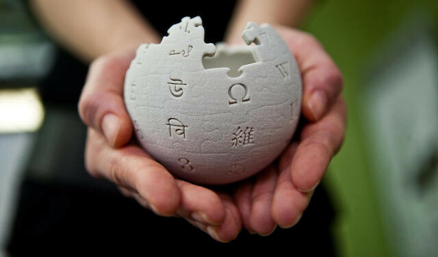 „Wikipedia_mini_globe_handheld“