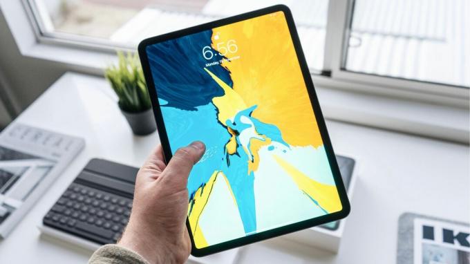 Laikykite iPad Pro su ryškiais tapetais