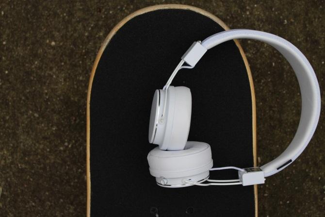 „Urbanear Plattan 2 Bluetooth“ ausinės ant riedlentės