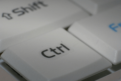 Nustatykite pasirinktinius sparčiuosius klavišus „MS Word“ programoje ir sukurkite apgaulingą CTRL