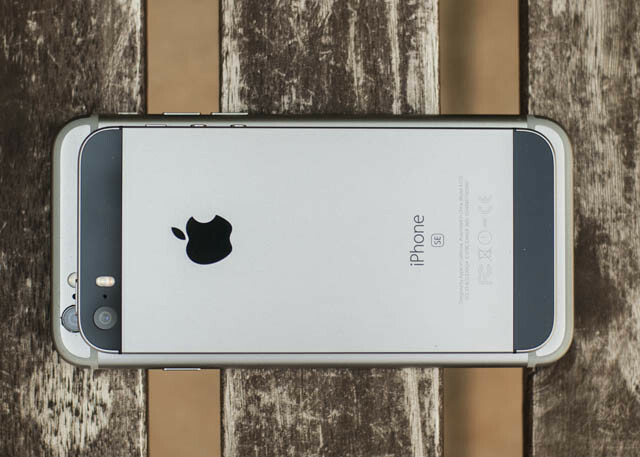 iphone se juodas penktadienis