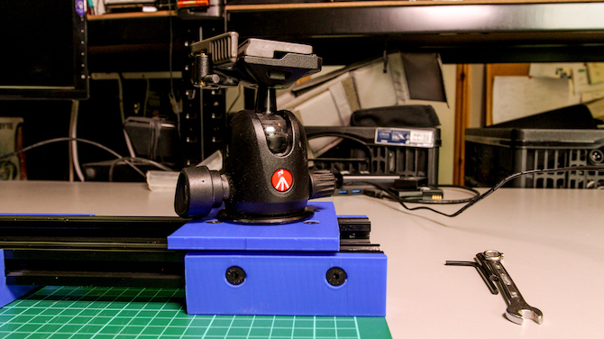 „DIY“ fotoaparato slankikliu įmontuota rutulinė galva