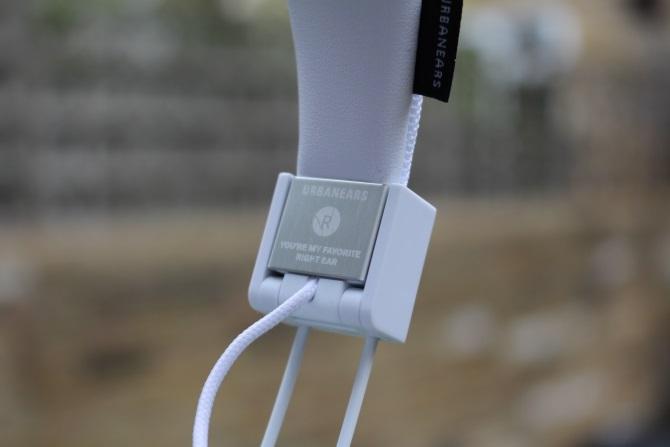 „Urbanear Plattan 2 Bluetooth“ ausinės, rodančios dešinės ausies žymėjimą