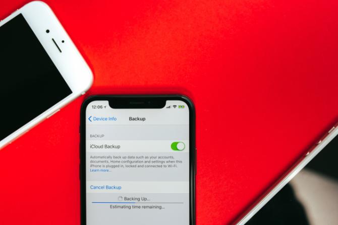 „iPhone“ sukuria „iCloud“ atsarginę kopiją
