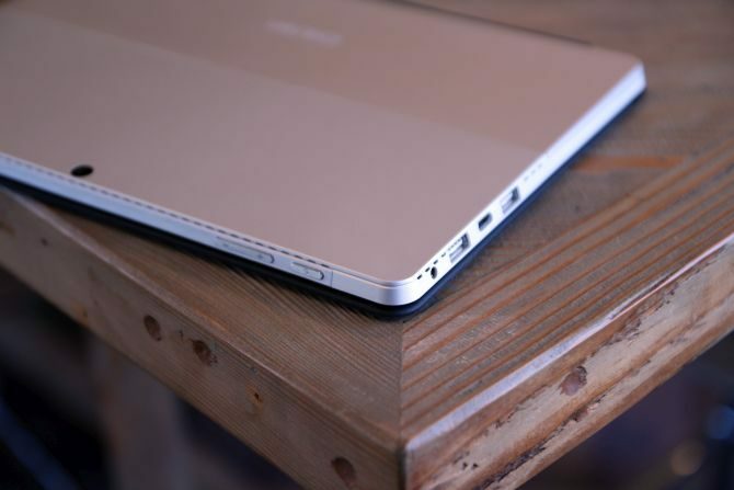 „Chuwi SurBook Mini 2-in-1“ planšetinių kompiuterių apžvalga „Chuwi SurBook Mini“ uostai muo atsargos 670x447