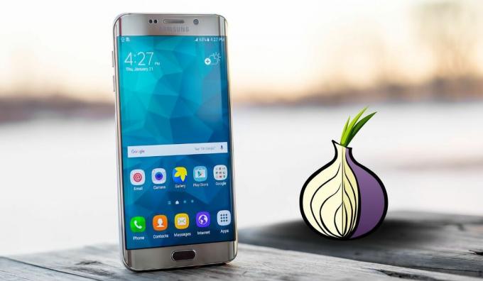 „Tor“ logotipas matomas šalia „Samsung“ išmaniojo telefono 