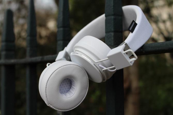 „Urbanear Plattan 2“ „Bluetooth“ ausinės, atidengtos kairėje ausies pusėje