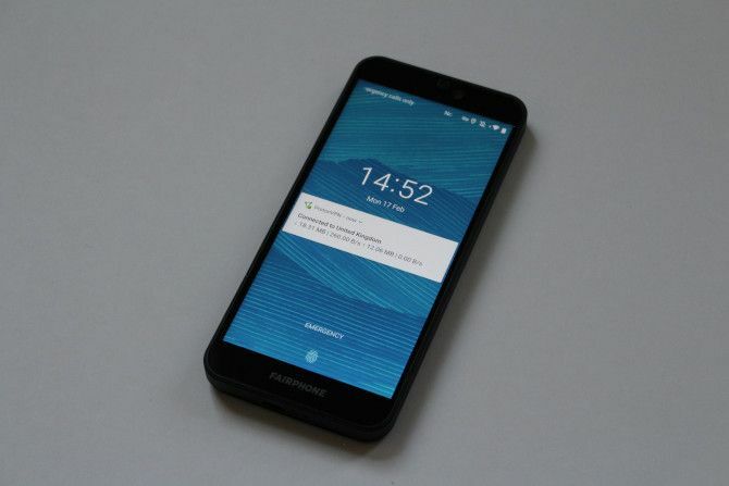 „Fairphone 3“ priekis su įjungtu ekranu