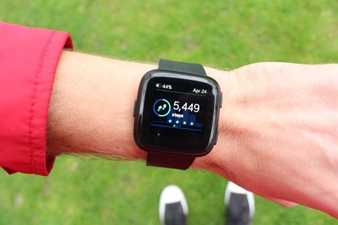 „Fitbit Versa“ išmanusis laikrodis ant vartotojo riešo