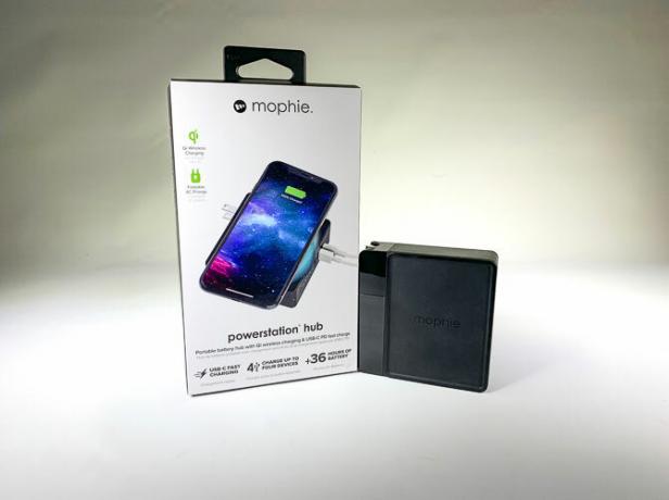 „Mophie Powerstation Hub“ šalia savo dėžutės