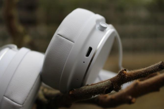 „Urbanear Plattan 2 Bluetooth“ ausinės, rodančios „micro-USB“ įkrovimo prievadą