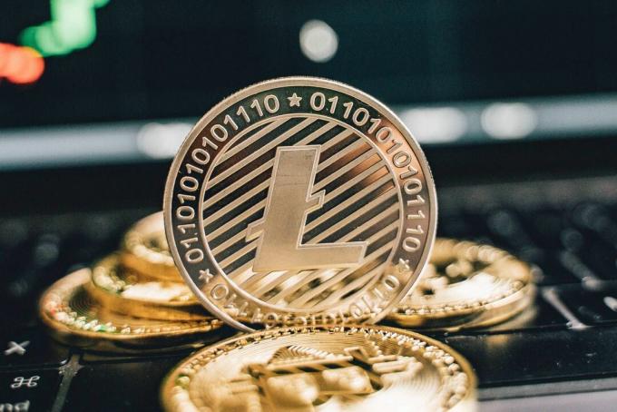 Litecoin klaviatūroje su statistika fone