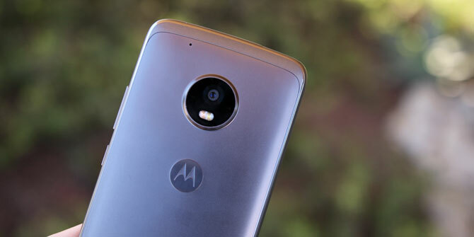 „Moto G5 Plus“ apžvalga: kietas vidutinės klasės „moto 5“